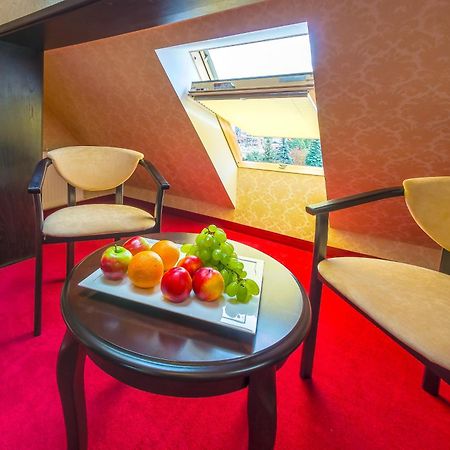 Franz Hotel&Restaurant イヴァーノ＝フランキーウシク エクステリア 写真
