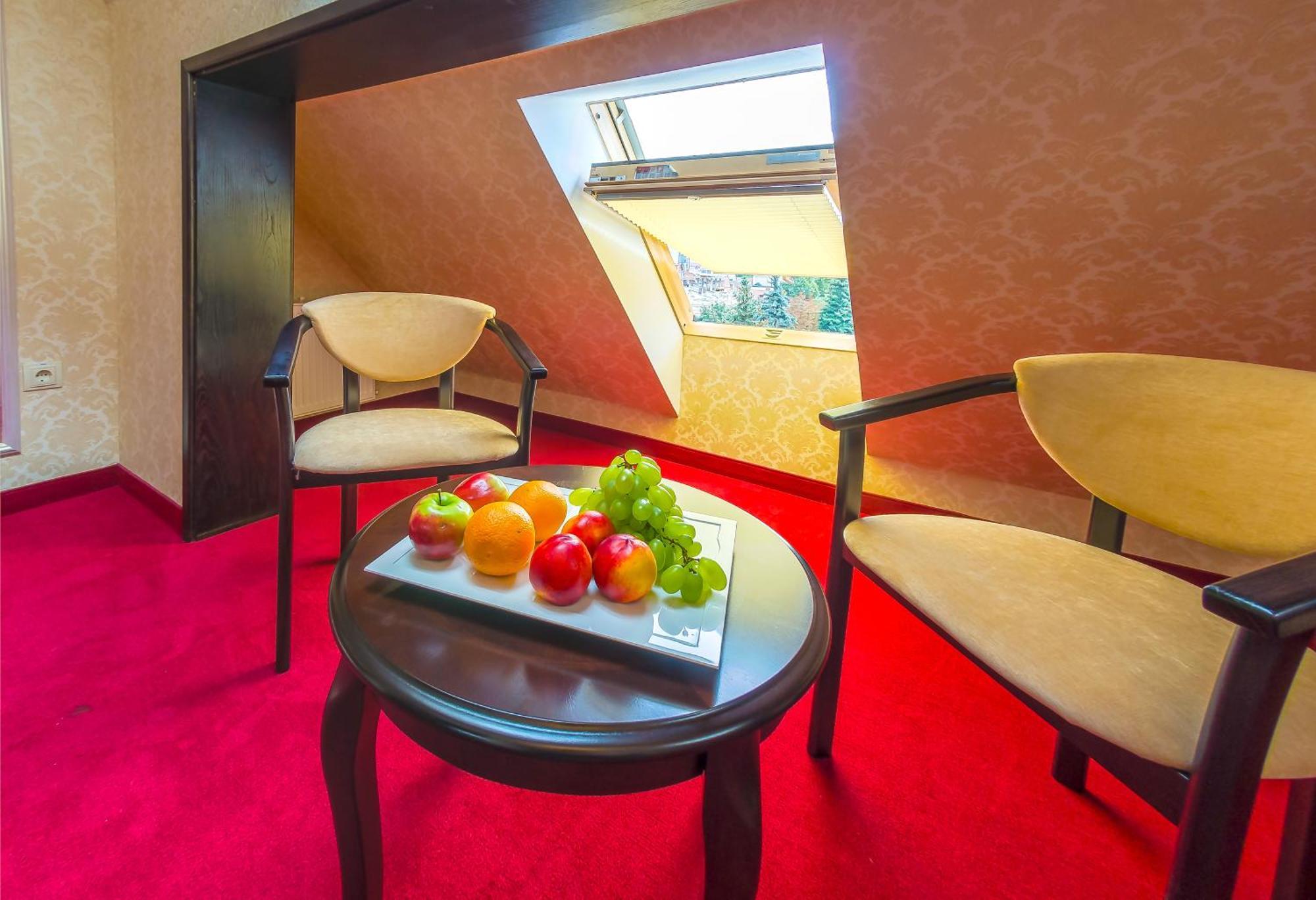 Franz Hotel&Restaurant イヴァーノ＝フランキーウシク エクステリア 写真